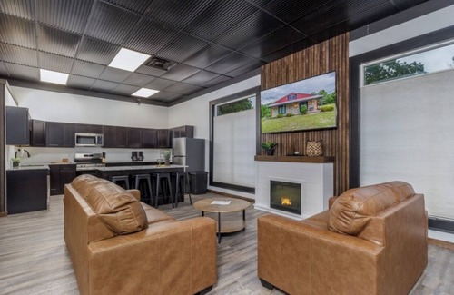 Lebanon House | Bunkhouse Near Bennett Springs State Park