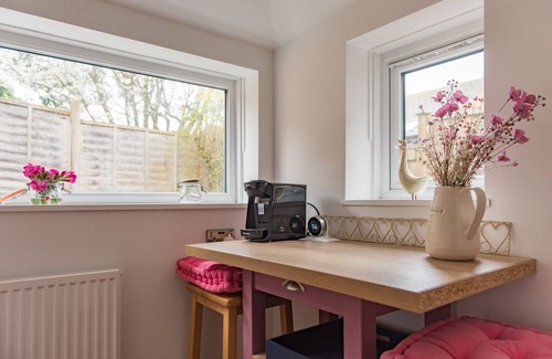 Hythe Cottage | Bunny Cottage by Bloom Stays - sleeps 4 guests in 2 bedrooms