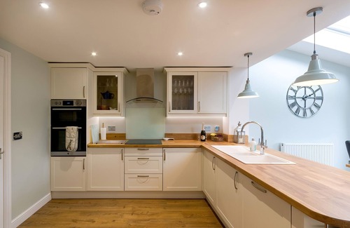 Buxton Cottage | BURBAGE VIEW, family friendly, with a garden in Buxton