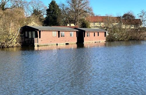 Smallburgh Boat Rental | Bure River Lodge Houseboat