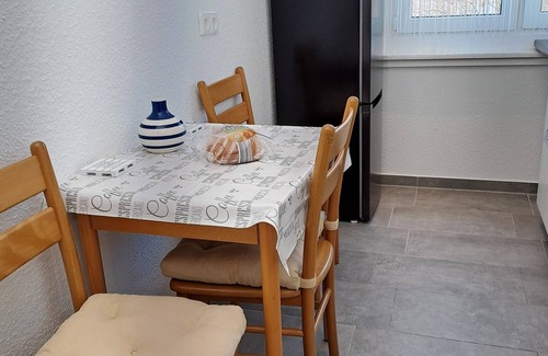 Muldestausee Apartment | BurgK59, 3BR, 6Beds, Tv, Wifi, Kitchen and Bath. 5 min to train station