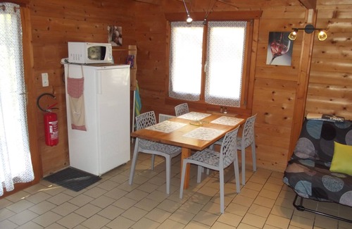 Saint-More Ski Chalet | Burgundy, cottage in a wooden chalet near Vézelay.