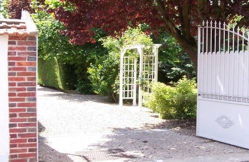 Cheny House | Burgundy farmhouse for 2