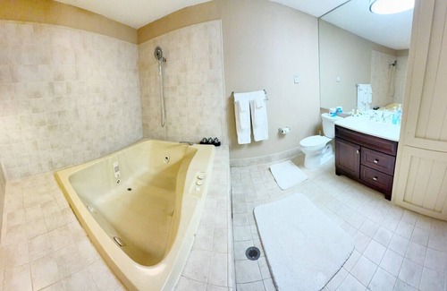 Kerby Condo | Burgundy Room at Kerbyville Inn - Newly Remodeled