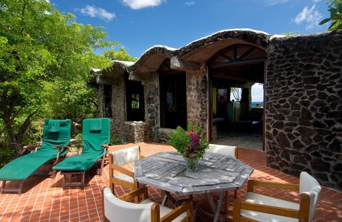 Moonhole House | Burke House’s private setting is relaxing, romantic and includes personal cook.