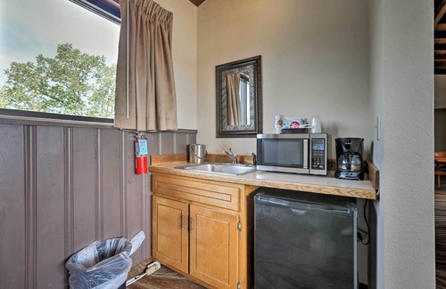Burkesville Apartment | Burkesville Apt w/Deck, Views & Pool Access!