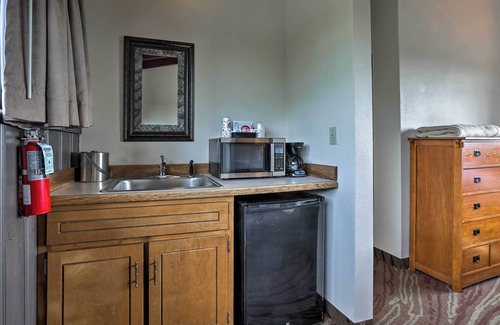 Burkesville Apartment | Burkesville Apt w/Deck, Views & Pool Access!