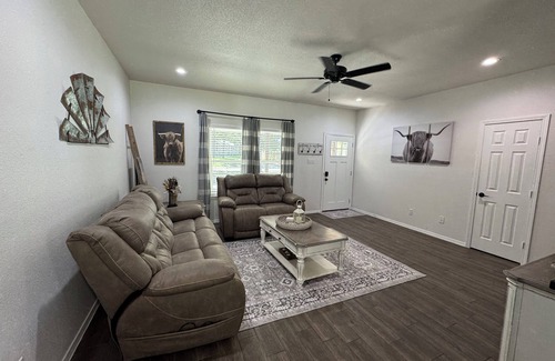 Burleson House | Burleson Farmhouse 3-bedroom house