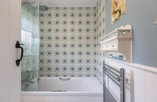 Scawton House | Burn Cottage - with Hot Tub