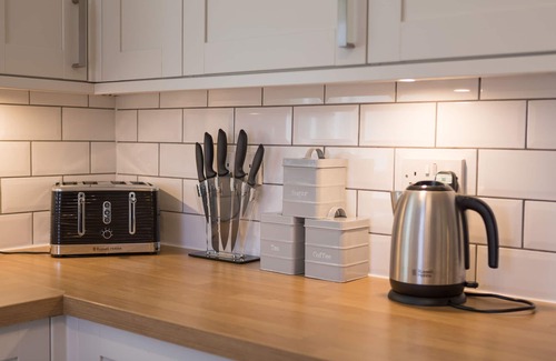 Arden Cottage | Burnbeag Cottage at Auchendennan - sleeps 7 guests in 3 bedrooms