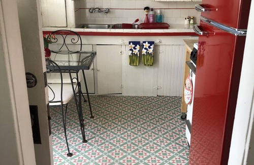 South Redondo Cottage | Burnham Beach Cottage #1- Block to Beach!