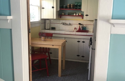 South Redondo Cottage | Burnham Beach Cottages #2-Block to Beach!