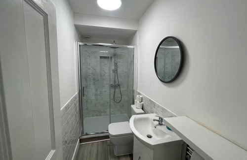 Slough Ski Chalet | Burnham/Slough Spacious Six Bedroom House