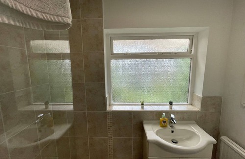 Slough Ski Chalet | Burnham/Slough Spacious Six Bedroom House