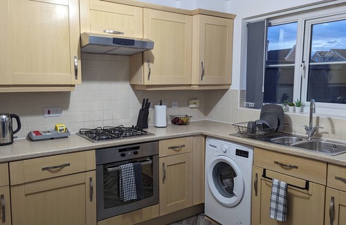 Burnley House | Burnley Entire House 4-Bedrooms-Sleeps 6-Driveway