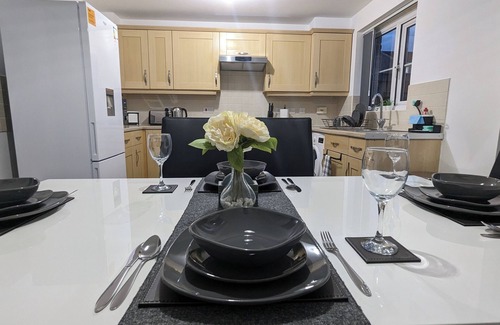Burnley House | Burnley Entire House 4-Bedrooms-Sleeps 6-Driveway
