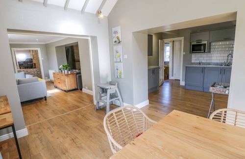 Greta Bridge House | BURNS COTTAGE, pet friendly, with hot tub in Barnard Castle