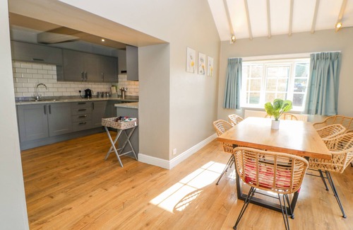 Greta Bridge House | BURNS COTTAGE, pet friendly, with hot tub in Barnard Castle