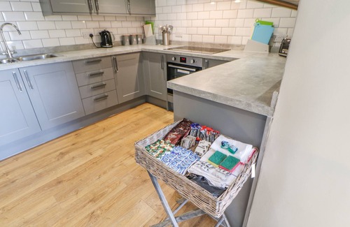 Greta Bridge House | BURNS COTTAGE, pet friendly, with hot tub in Barnard Castle