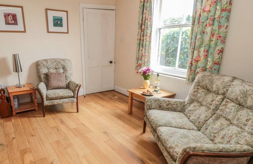 Fylingthorpe Cottage | BURNSIDE, family friendly, with open fire in Robin Hood’s Bay