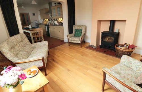 Fylingthorpe Cottage | BURNSIDE, family friendly, with open fire in Robin Hood’s Bay
