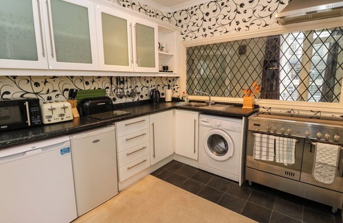 Dalmally Cottage | BURNSIDE HOUSE, family friendly, with a garden in Lochawe