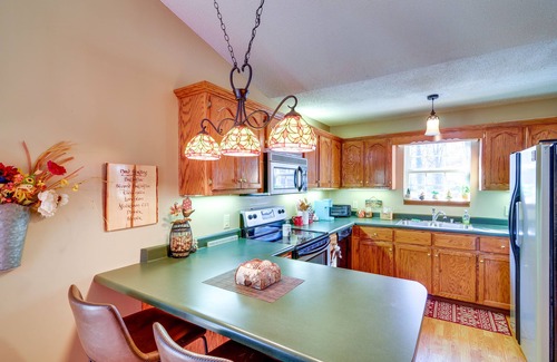 Sloans Valley Cabin | Burnside Resort Cabin w/Hot Tub & Outdoor Spots!