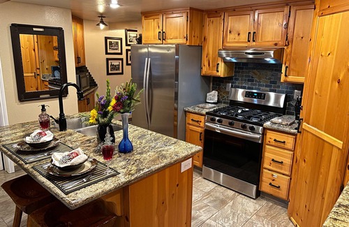 Lake Arrowhead Cottage | Burnt Mill Canyon Cottage, "Just for 2", Gorgeous - Romantic - Immaculate - A/C