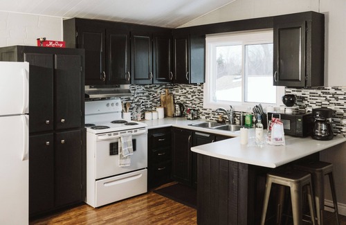 Baddow Cottage | Burnt River Waterfront- Kayaks, Hot tub, WiFi