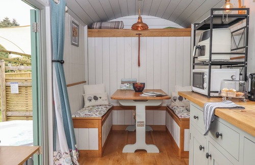 Swimbridge Cottage | BURR 1 SHEPHERDS HUT, romantic, country holiday cottage in Barnstaple