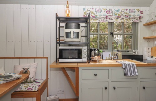 Swimbridge Cottage | BURR 1 SHEPHERDS HUT, romantic, country holiday cottage in Barnstaple