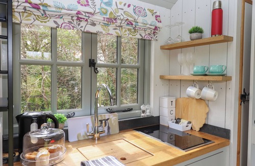 Swimbridge Cottage | BURR 1 SHEPHERDS HUT, romantic, country holiday cottage in Barnstaple