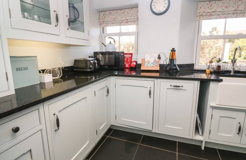 Tywardreath Cottage | BURROW HOUSE, pet friendly, with open fire in Tywardreath