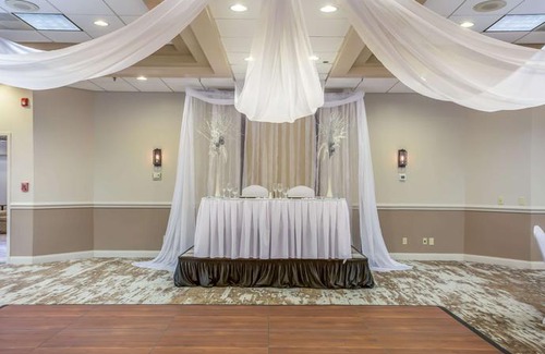 New Hartford Hotel | Burrstone Inn Ascend Hotel Collection