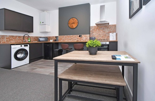 Burton on Trent Apartment | Burton Apartments. Free WiFi & Parking - 2 Bedroom