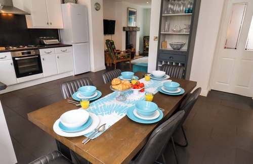 Burton Fleming Cottage | BURTON FLEMING, pet friendly, with hot tub in Hunmanby