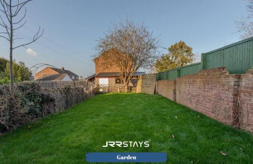 Winshill House | Burton on Trent - 3 Bedroom, Sleep 7, Wi-Fi - JRR Stays