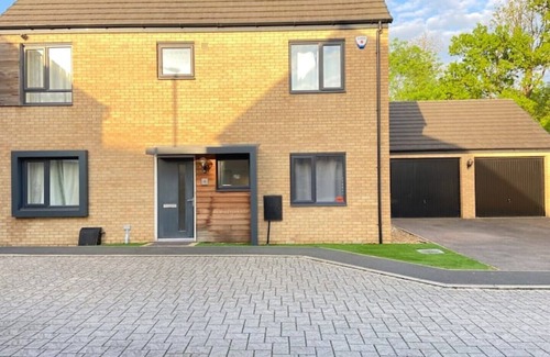 Milton Keynes House | Burton Way - Stylish, Spacious 4 Bedroom Detached Home
