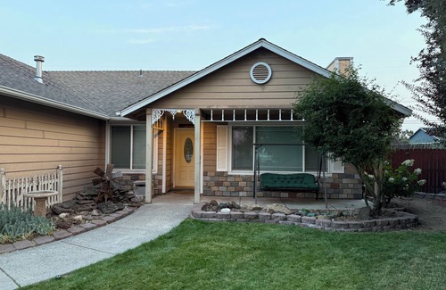 Redmond House | Burt’s Base Camp in the hub of Central Oregon. Close to everything outdoors.