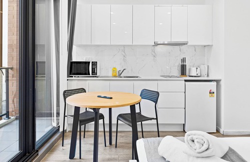 Burwood Apartment | Burwood 1Br steps to Train Station/Shoppingn