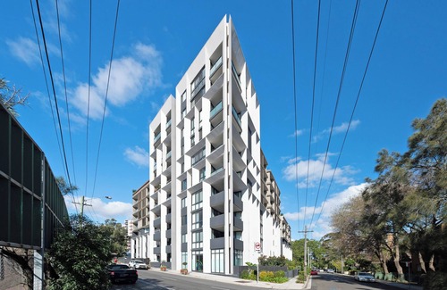Burwood Apartment | Burwood stunny apt with Parking | Train&Shopping