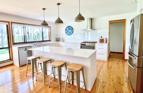 Moruya House | Bushland Escape: A rural bush setting on acreage suitable for small groups