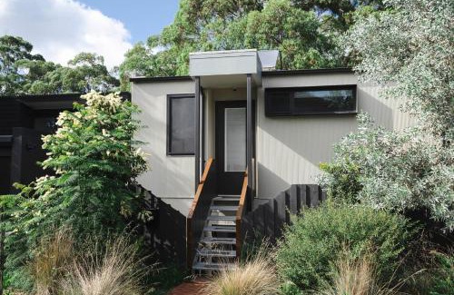 Lane Cove North Apartment | Bushland setting close to Sydney CBD- stand alone apartment