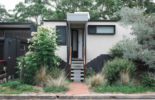 Lane Cove North Apartment | Bushland setting close to Sydney CBD- stand alone apartment