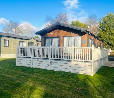 Allerthorpe Ski Chalet | Bushmills Lodge with Hot Tub
