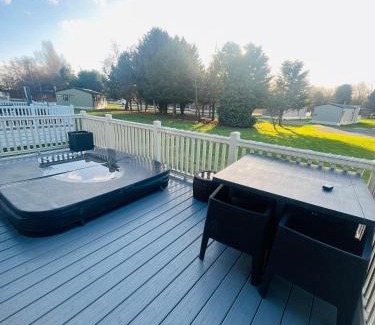 Allerthorpe Ski Chalet | Bushmills Lodge with Hot Tub