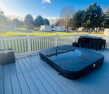 Allerthorpe Ski Chalet | Bushmills Lodge with Hot Tub