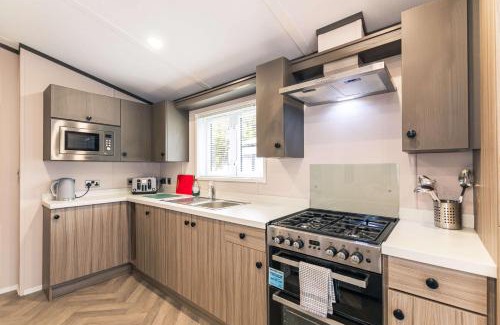 Allerthorpe Ski Chalet | Bushmills Lodge with Hot Tub