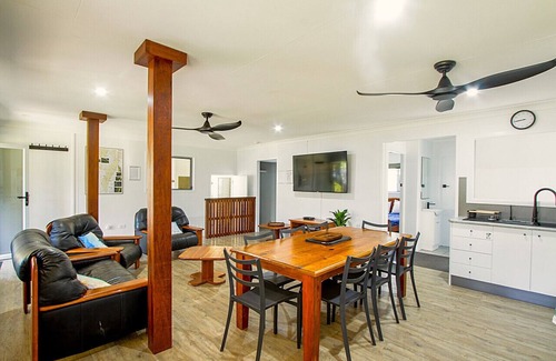 Happy Valley House | Bushy's Beachbreak - 6 Bedroom Holiday House on K'gari (Fraser Island)