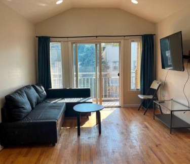 The Heights Apartment | Business & Family Friendly Balcony Jacuzzi Free Park